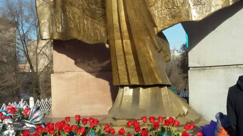 Желтоқсаншылар жиын өтуі тиіс қонақүйге кіргізбей жатқанын айтады