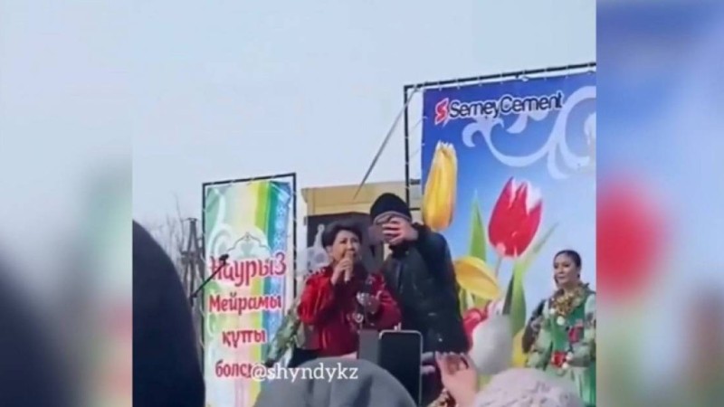 Әнші Роза Рымбаева селфиге түспек болған жанкүйерін итеріп жіберді