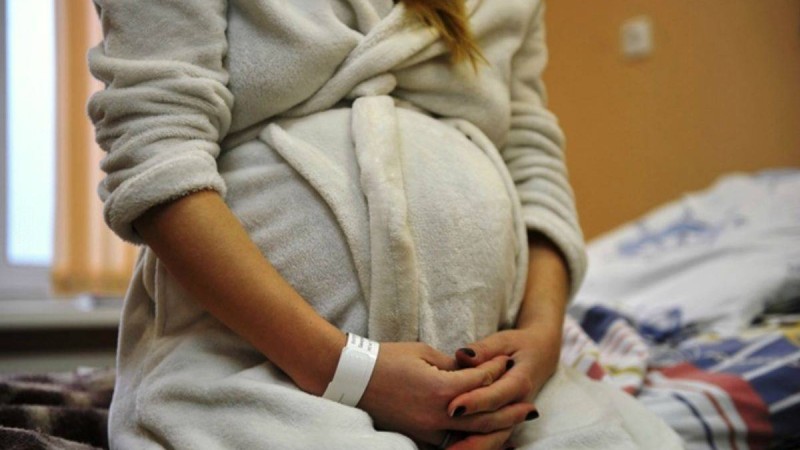 Атырауда коронавирус жұқтырған келіншек сәбиін босанғаннан кейін көз жұмды