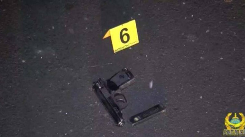 Алматыда қарулы екі жігіт ломбардты тонап кетті (видео)