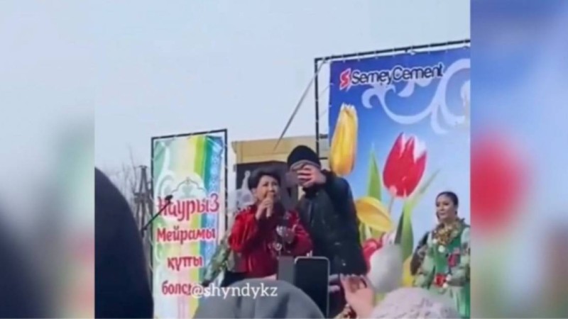 Роза Рымбаева сэлфи жасамақ болған жігітті кеудесінен итерді
