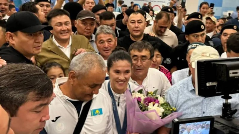 Олимпиада жүлдегері Назым Қызайбай елге оралды