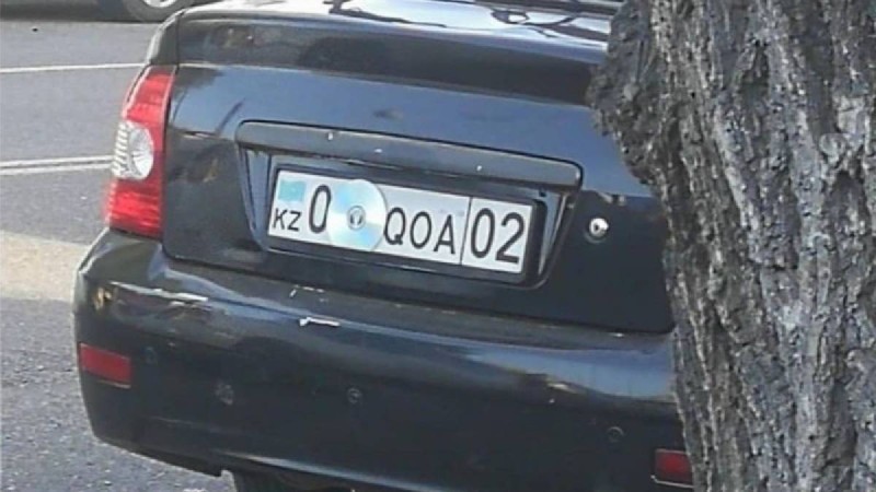 Алматылық жүргізуші көлігінің нөмірін дискімен жауып тастаған