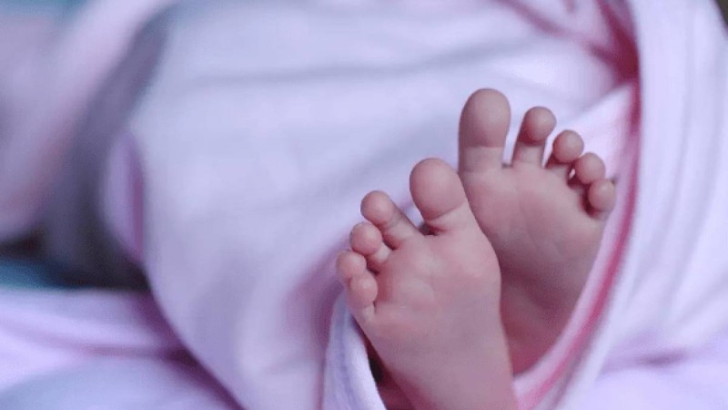 "Қорқып кетіп, туысымды шақырдым": Оралда төсеніштерді қағуға шыққан әйел қоқыс жәшігінен нәресте тауып алды