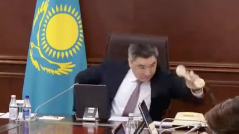 Үкіметтегі күтпеген жағдай: Бектенов телефон қоңырауынан кейін залдан шығып кетті