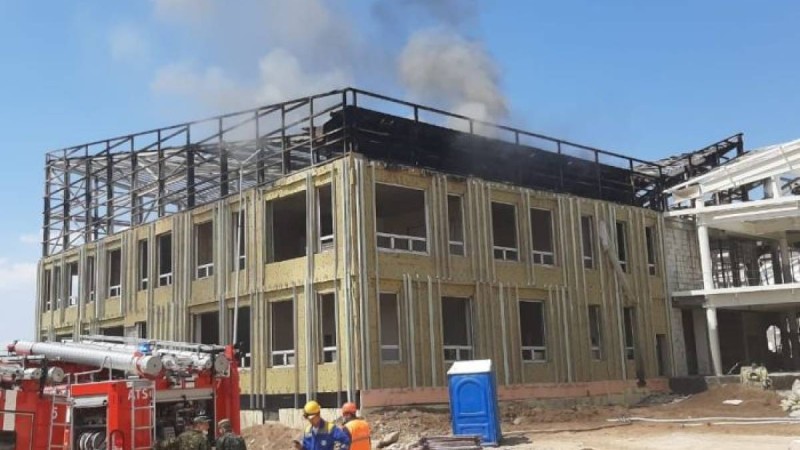 Өртеніп жатқан ғимарат шатырынан ер адам ерекше жағдайда құтқарылды – видео