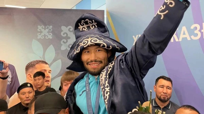 Олимпиаданың күміс жүлдегері Демеу Жадыраев Қазақстанға оралды (видео)