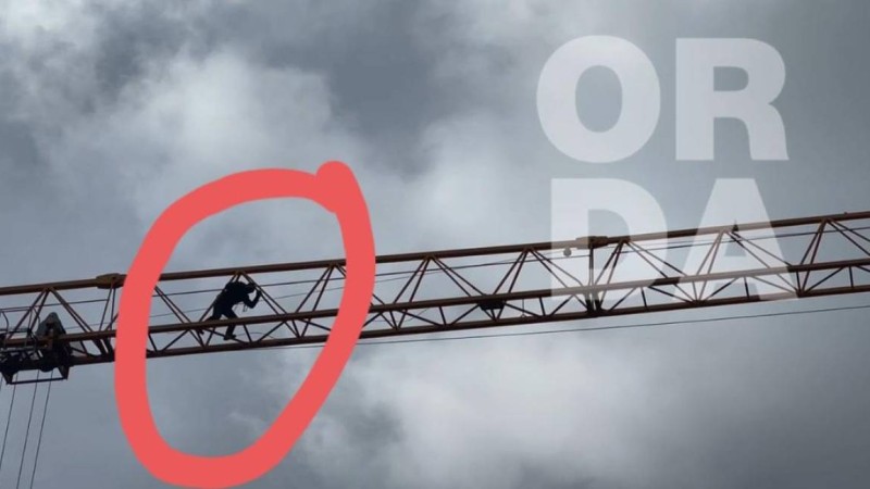 СҚО тұрғыны шенділерге жанайқайын жеткізу үшін құрылыс кранына шығып алған