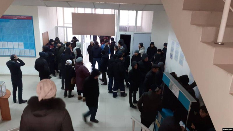 Жаңаөзен қаласында жұмыс талап еткендер әкімдікке тағы барды