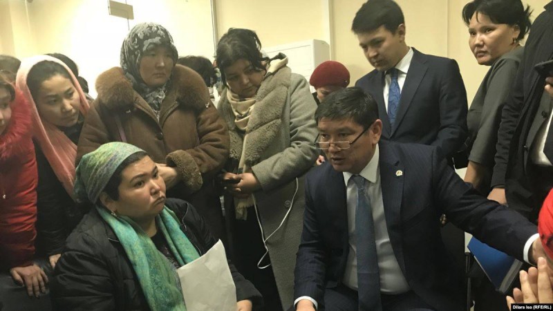 Шымкентте елуден астам әйел әкімнің шығуын талап етті