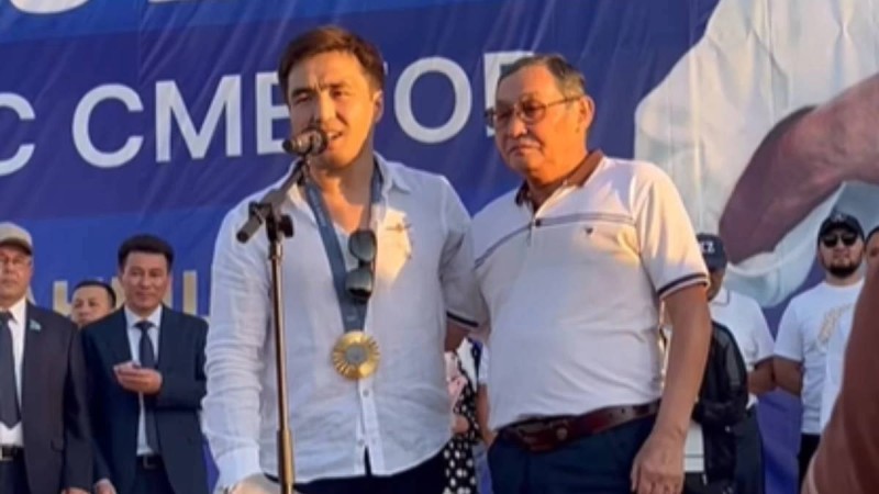 Елдос Сметов өзіне берілген су жаңа көлікті алғашқы бапкеріне сыйлады