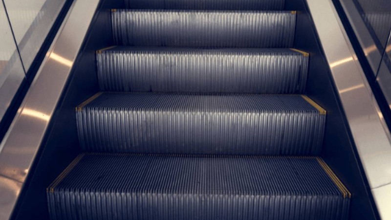 Көкшетауда эскалатор әйелдің аяғын қысып қалды