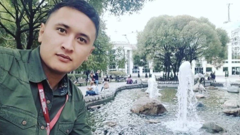 «Құдаймен, өліммен қорқытып бітті»: Журналист халықтың «басын қатырған» діндарларға ашулы