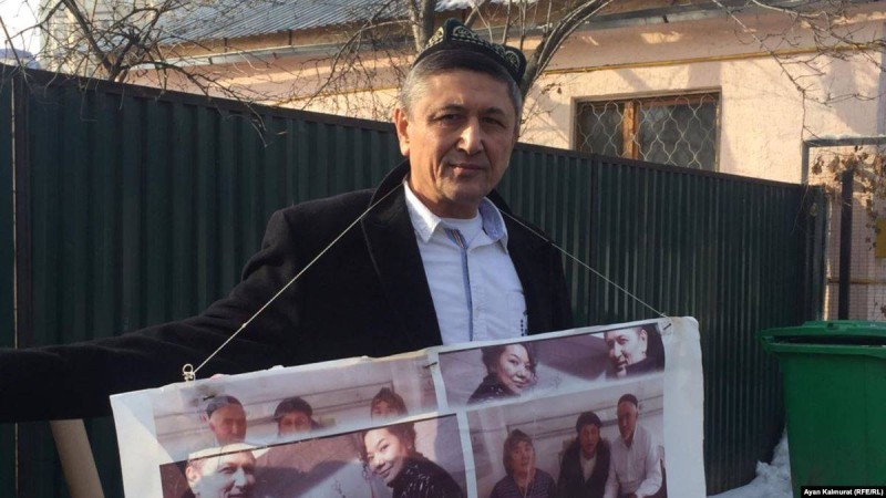 Шыңжаңдағы туыстарының хабарсыз кеткенін айтқан тұрғын Қытай консулдығы алдында пикет өткізді