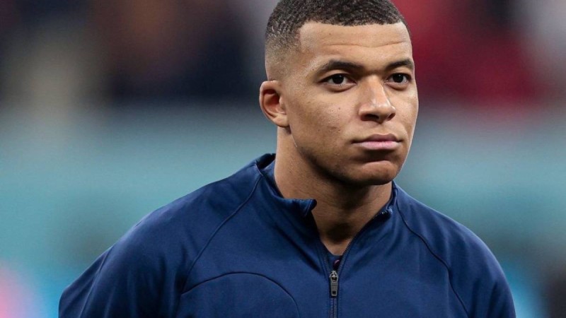 Алматыда Мбаппенің ішкиімі саудаға түсіп жатыр