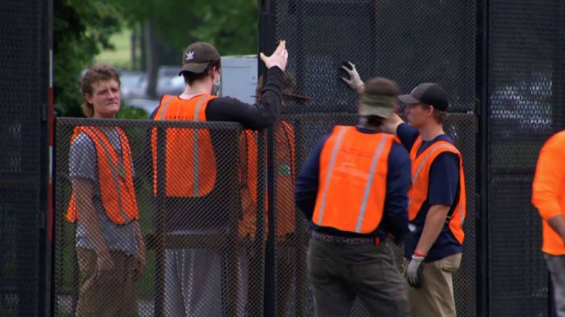 АҚШ-тағы наразылық: Ақ үйдің айналасына қоршау орнатылды