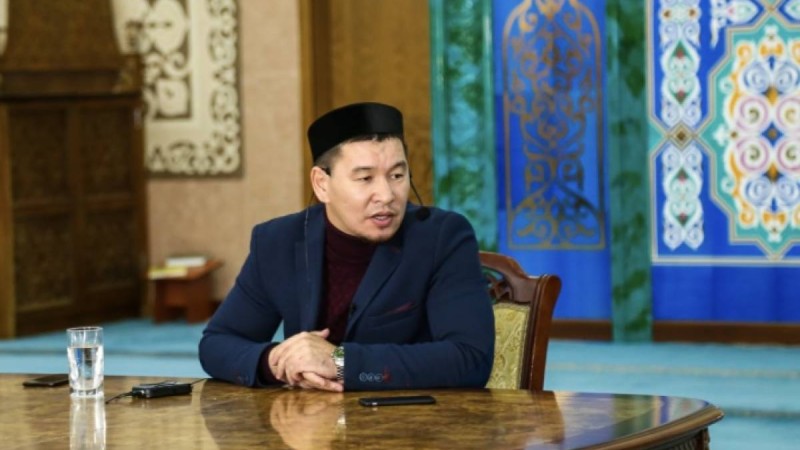 “Күйеуің жүргіш болса да өз міндетіңді атқар”: Әйелдерге ақыл айтқан имам көптің ашуына тиді