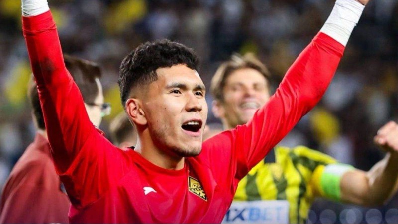 “Қайраттың” қақпашысы Темірлан Анарбековке темір тұлпар тарту етілді