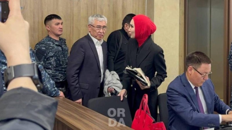 Арыстанбек Мұхамедиұлының орынбасарын сот залынан жедел жәрдеммен алып кетті