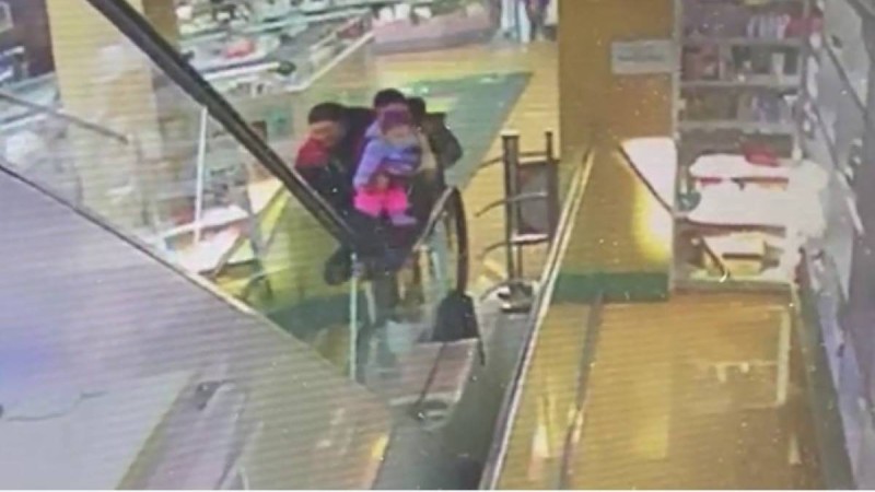 Оралда анасы эскалатордан құлатып алған тоғыз айлық қыз қайтыс болды