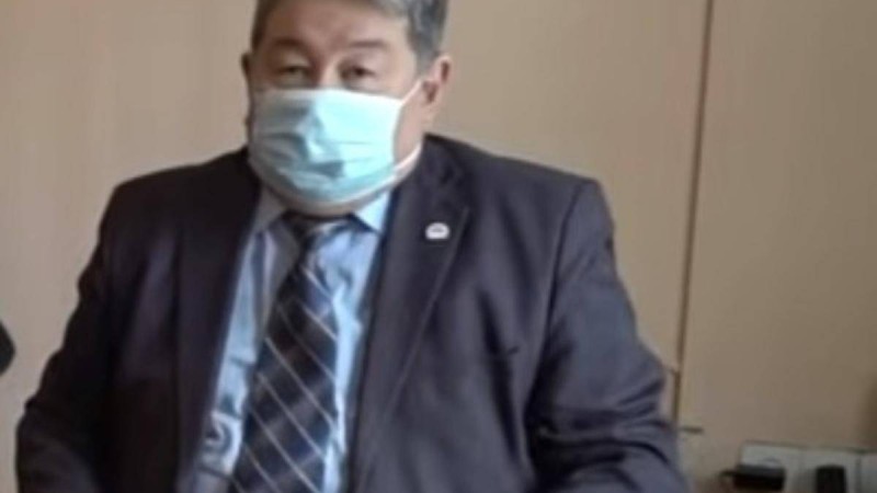 "Іш киімім туралы да сұрайтын шығарсыз": Жаркент әкімінің дөрекі жауаптары жұрттың жағасын ұстатты