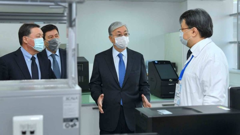 Тоқаев коронавирусты анықтайтын тест жасап шығарған қазақстандық ғалымдарды құттықтады