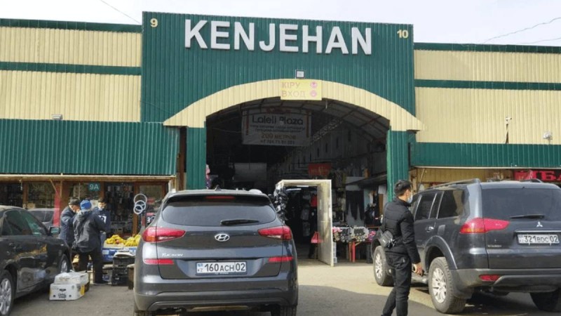 "5 миллион теңге бермесек, базардан кетіреді": Алматыдағы "Кенжехан" базарының сатушылары шу шығарды