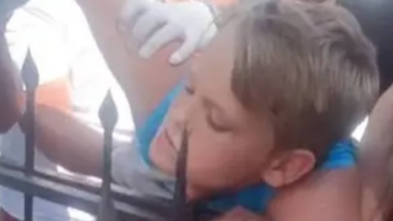 Алматыда тамағына темір кіріп кеткен балаға 1,5 сағат операция жасалды