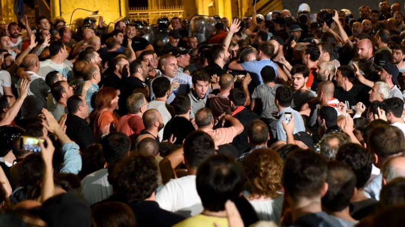 Тбилисиде полиция мен наразылар қақтығысып, ондаған адам жапа шекті