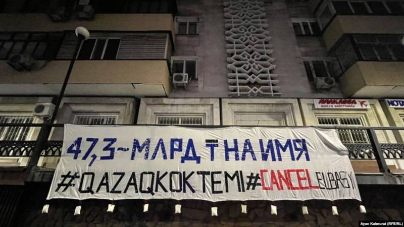 #CancelElbasy. Алматыда экс-президент Назарбаев жайлы баннер ілінді