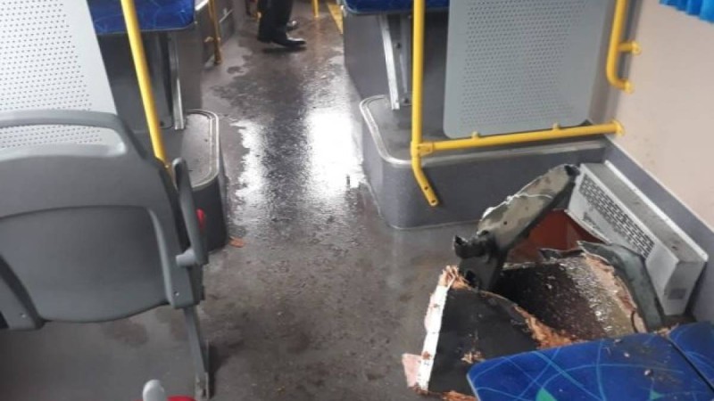 Алматы жаңалықтары: құдықтың қақпағы автобустың астын тесіп өтті