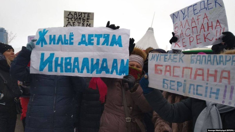 Нұр-Сұлтанда қырық шақты әйел Тоқаевтың шығуын талап етіп жатыр