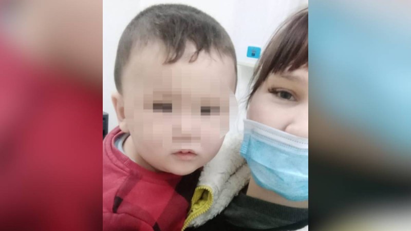 Анасы аязда далаға тастап кеткен баланы әжесі келіп алып кетті