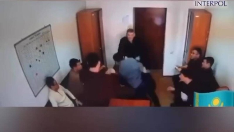 Ақтаудағы криминалды полиция басшысының қызметкерлерін ұрып жатқан бейнежазба тарады
