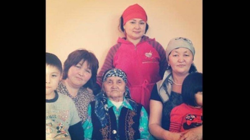 Жалғыздан көбейдік деп отыратын: Роза Әлқожаның әжесі 97 жасында өмірден озды
