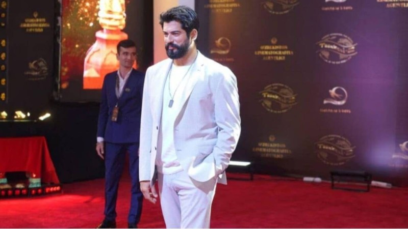 “Қоршауды сындырып, құлап жатыр”: Бурак Өзчивиттің қазақстандық жанкүйерлері елді шошытты