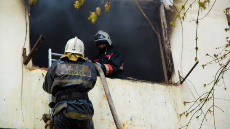 Алматыда құтқарушылар өртеніп жатқан үйден балаларды көтеріп алып шықты