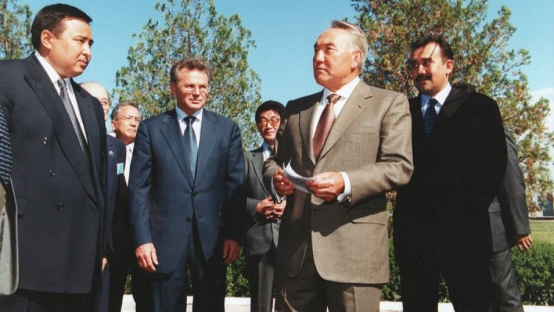 "Кланның әлсіреуі". Назарбаев туысының ұсталуы нені білдіреді?