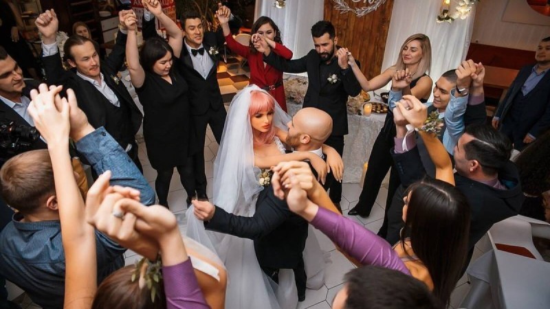 Қуыршаққа үйленген қазақстандық ұлан-асыр той жасады