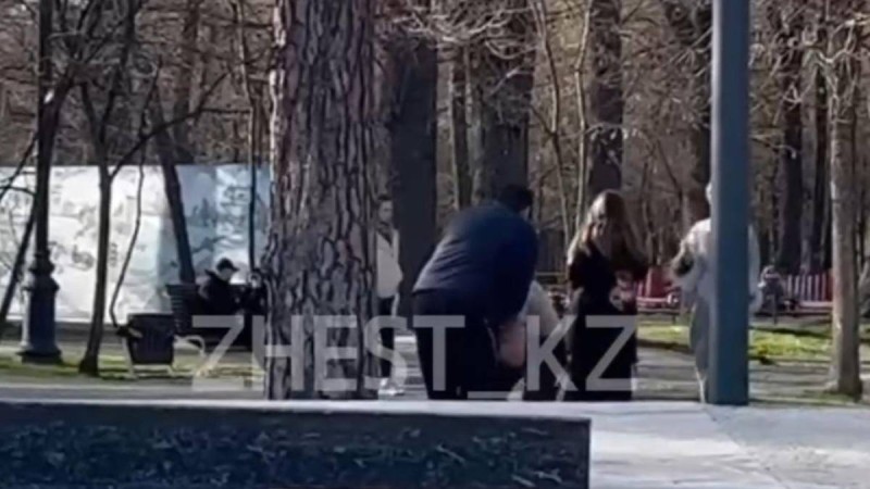 Әлеуметтік желіде ер адамның жасөспірімді соққыға жығып жатқан видеосы қызу талқылануда (видео)