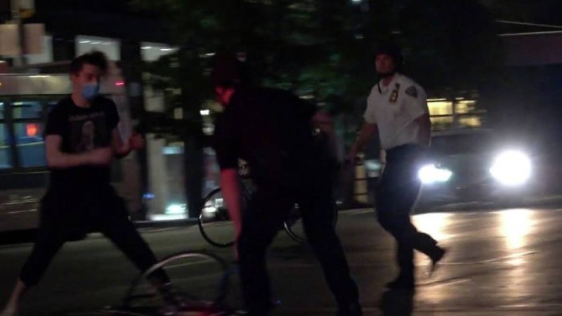 Нью-Йорк полициясы наразылық акциясына шыққан ондаған адамды тұтқындады