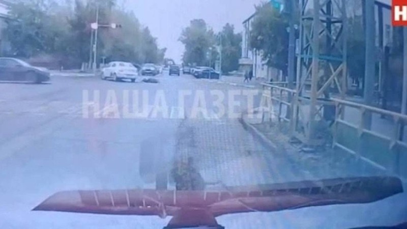 Қостанайда такси көлігінен құлап кеткен әйелді екінші көлік басып өтті  