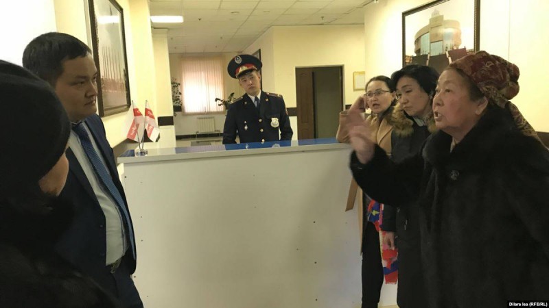 Шымкентте "әкімдік үйімізді тартып алды" деген салымшылар наразылық білдірді