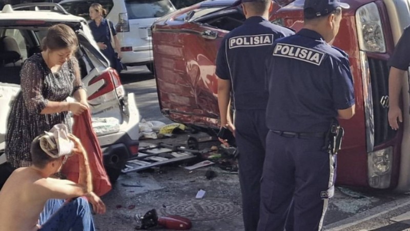 Алматыда полиция автобусы жеңіл көлікке соғып, жол апаты орын алды