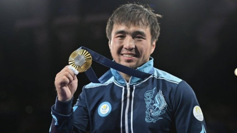 «Сахнадан көрсек, таңғалмаймыз»: желіде Елдос Сметовтің ән айтқан видеосы тарады