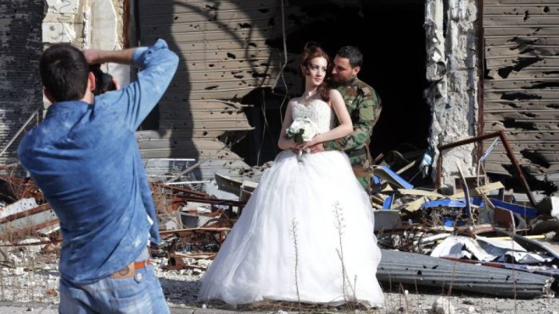 Соғыс және табиғи апат кезіндегі үйлену тойы: ғажап суреттер