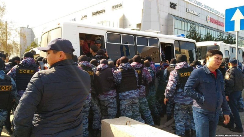 Нұр-Сұлтанда полиция ондаған адамды ұстап әкетті