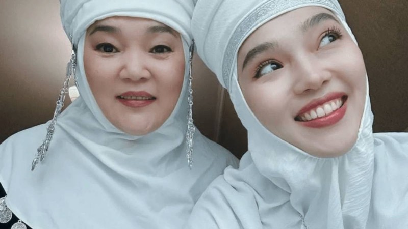 Ұлттық дәстүрді насихаттайтын Жанар Айжанованың қызы Айжұлдыз Адайбекова да кимешек киді