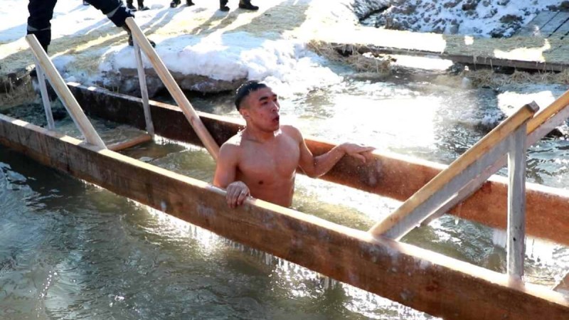 "Бүгін суға түсуге арнайы келдім": Шоқыну суына шомылған қазақ азаматы мейрамды атап өтетінін айтты - Қазақстан жаңалықтары