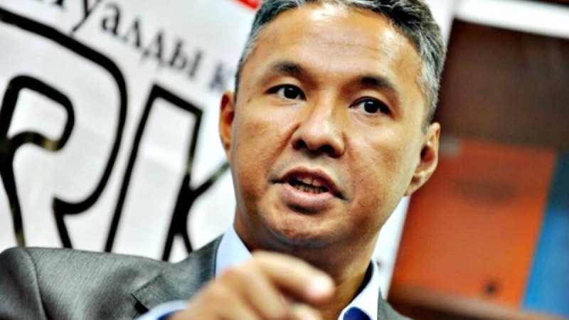 "Жетер енді?!": Азат Перуашев халық ақшасына байып отырған шенеуніктерге
Мәжіліс депутаты шенеуніктердің бюджет ақшасына қымбат үй мен көлік алатынына ашуланды